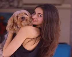 The actress is an animal lover and owns a dog whom she calls as Fudge.
